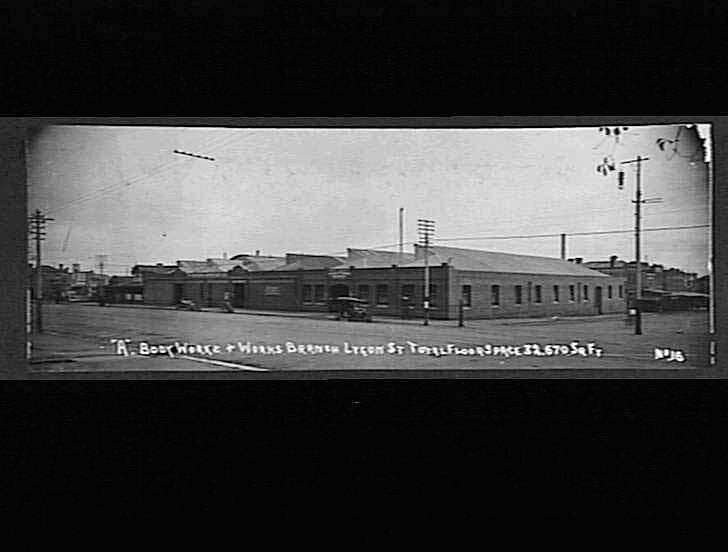 Schwarzes und weißes Foto einer Stadtstraße mit Gebäuden, Strommasten, Kabeln, Fahrzeugen und Himmel, mit dem Text 'Book House and Works, Bergen, Oregon' unten.