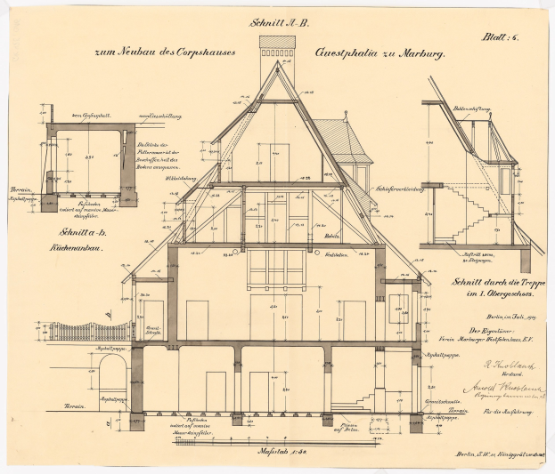Schwarze-weißes Architekturzeichnung eines Hauses mit zahlreichen Fenstern und einem Dachfirst, beschriftet als erstes Haus in Deutschland, begleitet von detaillierten Plänen und Text.