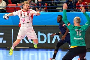 Eine Gruppe von Männern, die auf einem Feld Handball spielen, mit einem Ball in der Mitte der Aktion und Zuschauern im Hintergrund bei der Futsal-Weltmeisterschaft 2019, die Bayern München gegen Paris Saint-Germain schauen.