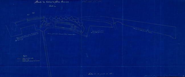 Ein detaillierter Grundriss des Erdgeschosses eines Gebäudes mit textuellen und numerischen Anmerkungen.