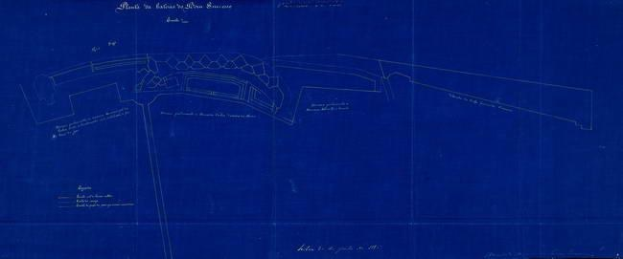 Ein detaillierter Grundriss des Erdgeschosses eines Gebäudes mit textuellen und numerischen Anmerkungen.