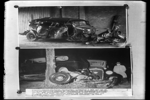 Ein Schwarz-Weiß-Foto eines beschädigten Autos mit einer Person daneben, mit Text unten im Bild.