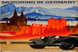 Ein Plakat, das ein Motorrad in Deutschland bewirbt, mit einem Auto im Vordergrund und Gebäuden, Wasser und Bergen im Hintergrund sowie Text.