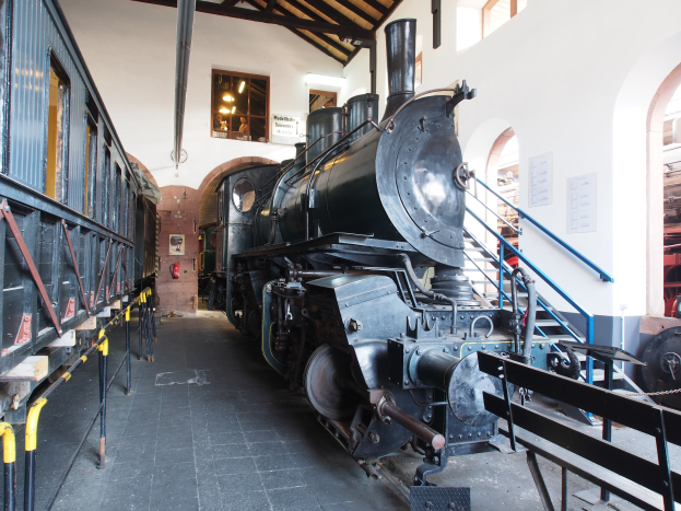 Alte Dampflokomotive in Museums Setting ausgestellt