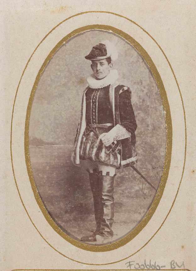 Ein Mann in traditioneller schottischer Kleidung, einschließlich Kilt, weißem Hemd, schwarzer Weste und schwarzem Hut, steht mit entschlossener Miene und einem Schwert in der Hand.