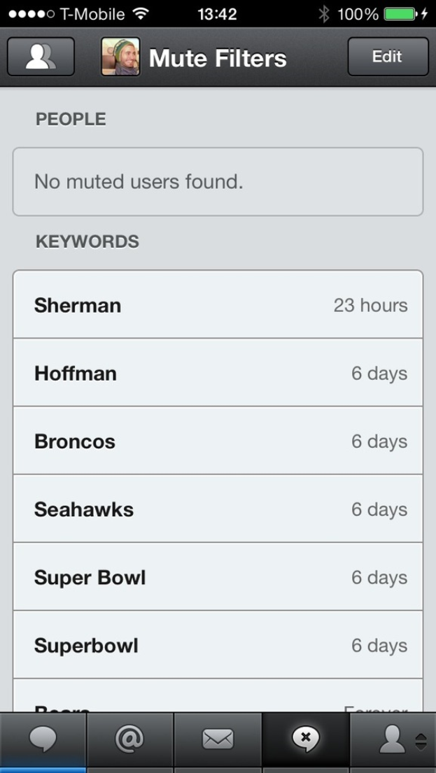 Ein Mobilbildschirm mit einem WiFi-Symbol und einem Akku bei 100% sowie Logos unten.