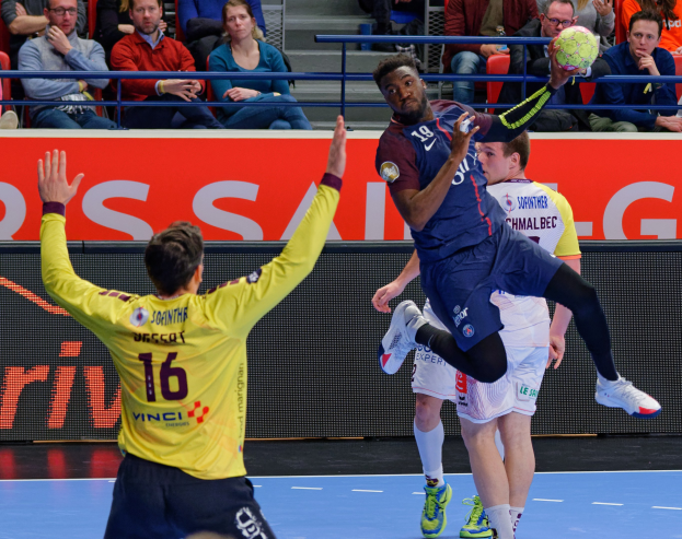 Eine Gruppe von Männern, die Handball auf einem Court spielen, mit einem Ball in der Luft, in einer Stadionatmosphäre während des Futsal-Weltmeisterschaftsspiels 2019 zwischen Paris Saint-Germain und Bordeaux.