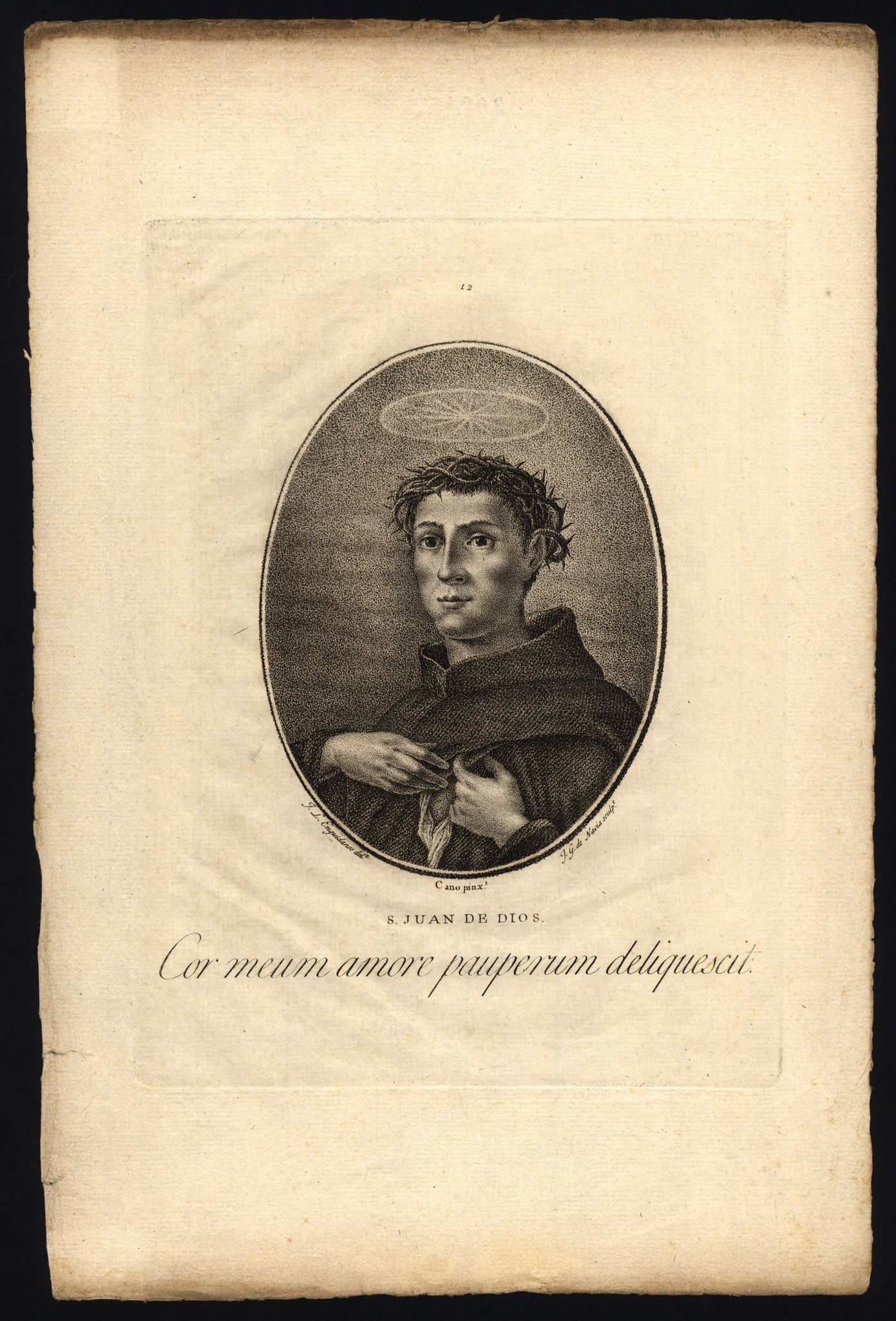 Ein altes Buch mit einer Schwarz-Weiß-Zeichnung eines Männergesichts, das eine weiße Robe mit einem blauen Band trägt und direkt in die Kamera schaut, umgeben von kursivem Text in einem weißen Rahmen.