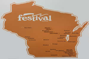 Ein lebendiger Plakat mit einer Wisconsin-Karte voller verschiedener Früchte, Gemüse und Snacks, auf dem 'Festival Foods' steht.