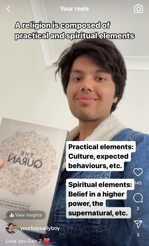Ein Mann hält ein offenes Buch mit der Aufschrift "Eine Religion besteht aus praktischen und spirituellen Elementen" vor einer Wand hoch, die scheinbar auf eine Anleitung zu spirituellen Überzeugungen verweist.