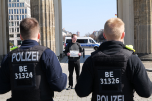 BPOL NRW: Knüppel und Messer gefunden - Bundespolizei nimmt Gesuchten fest