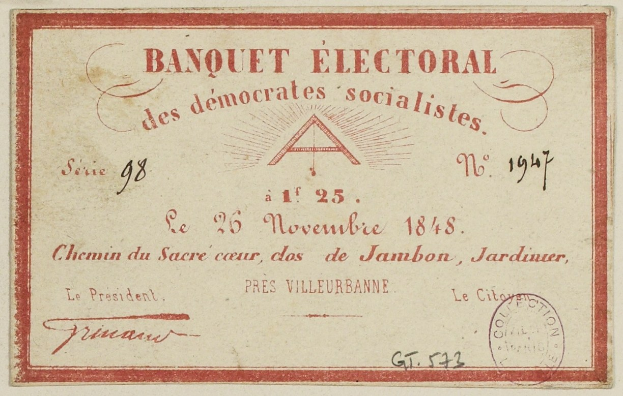 Alter Umschlag mit roter Umrandung und einer Briefmarke, auf der der Text 'Banquet Electoral des Democrats Socialists' steht.