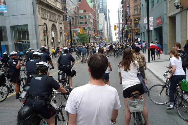 Gebäude mit wenigen Menschen, die Fahrrad fahren.