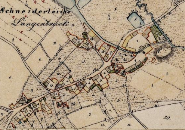 Ein altes Stadtplan von Langerbruch, Deutschland, mit der Schneiderl├Ąderkirche in der Mitte, der detaillierte Stra├čen, Geb├Ąude und umliegende Gebiete sowie Text ├╝ber die Bev├Âlkerung, Landmarken und Stra├čen der Stadt zeigt.