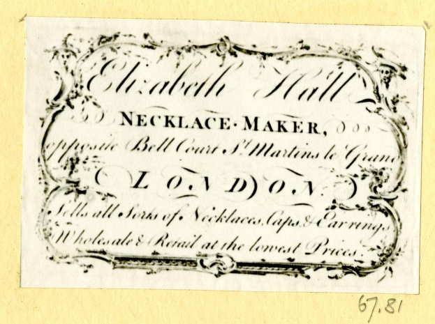 Eine alte Visitenkarte mit einem Bild eines Halskettenschmieds und Text, der seine Dienstleistungen beschreibt.