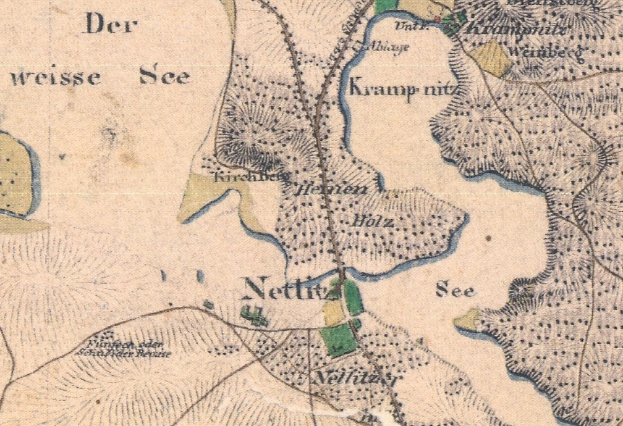 Ein altes, detailliertes Stadtplan von Nettlitz, Deutschland, das Straßen, Gebäude und Sehenswürdigkeiten mit Textanmerkungen zeigt.
