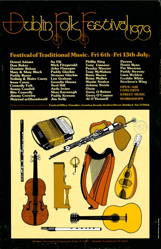 Plakat für das Dublin Folk Festival 1975 mit verschiedenen Musikinstrumenten wie Gitarre, Harfe, Flöte und Schlagzeug sowie Texten mit Festivalinformationen.