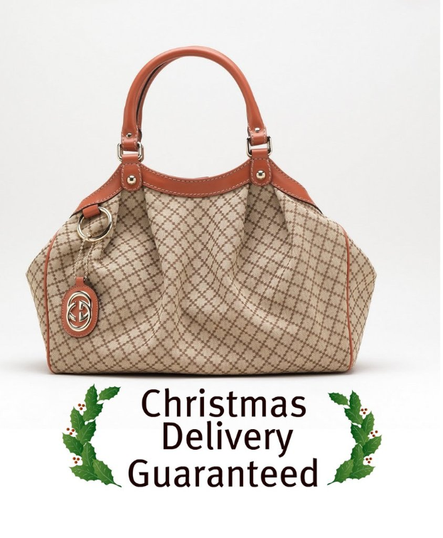 Ein Schokoladen- und weißer Beutel wird auf einen weißen Boden gelegt, vor dem der Text 'Weihnachtsversand garantiert' steht.