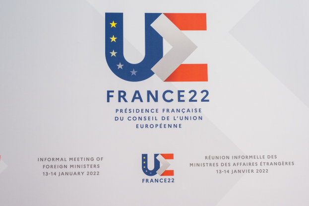 Plakat mit der Aufschrift "Frankreich 22 - Inoffizielles Treffen der Außenminister" und dem EU-Logo mit einem blauen Kreis, weißer Umrandung, weißem Stern und weißem Rand.