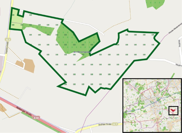Karte einer Stadt mit einem hervorgehobenen grünen Bereich, der den Standort des geplanten Projekts markiert, zeigt Straßen, Gebäude und andere städtische Merkmale.