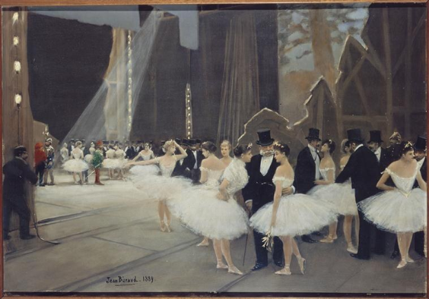 Gemälde mit dem Titel 'Tanz an der Oper' von Jean Beraud (1889), das eine Gruppe von Tänzern in weißen Tutus und Hüten auf einer Bühne zeigt, die von Scheinwerfern beleuchtet wird und von einem Photo-Rahmen umgeben ist.