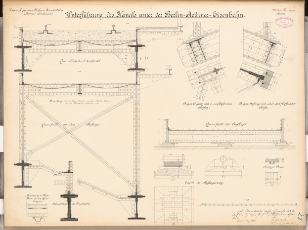 Schwarz-weißes Architekturzeichnung der Berlin-Sienbahnbrücke, die detaillierte Konstruktionspläne und Anmerkungen auf altem Papier zeigt.